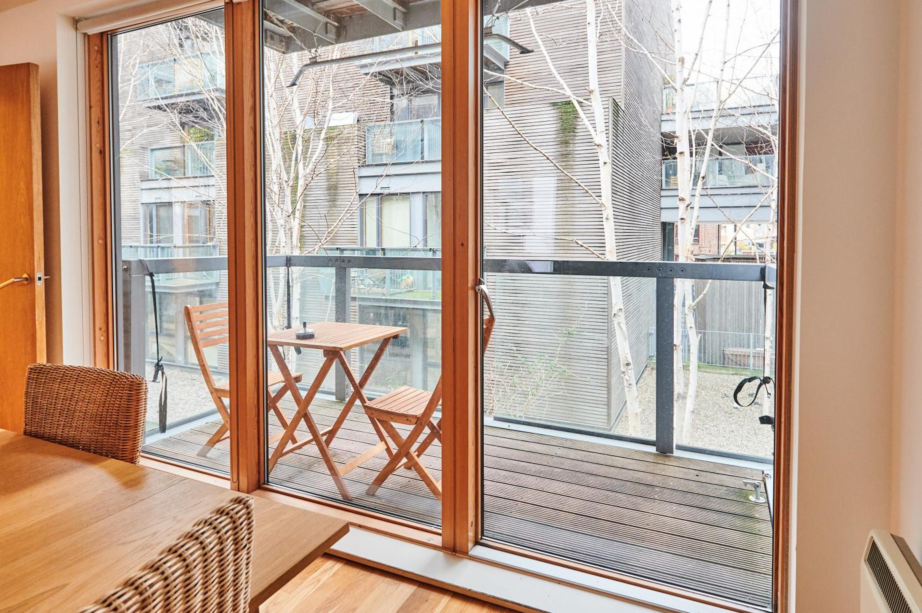 Bright 2 bedroom flat in Old Street with balcony
