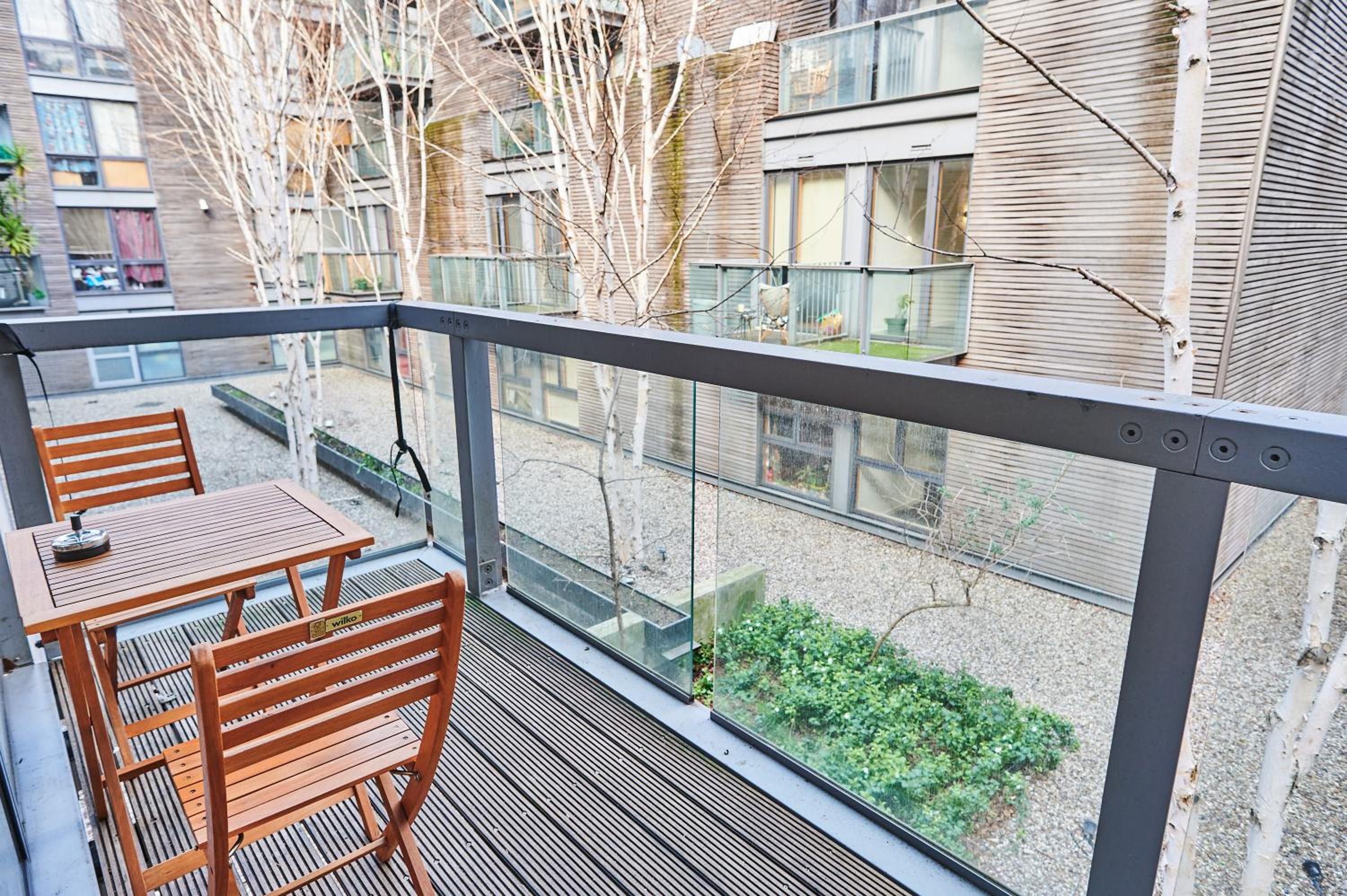 Bright 2 bedroom flat in Old Street with balcony