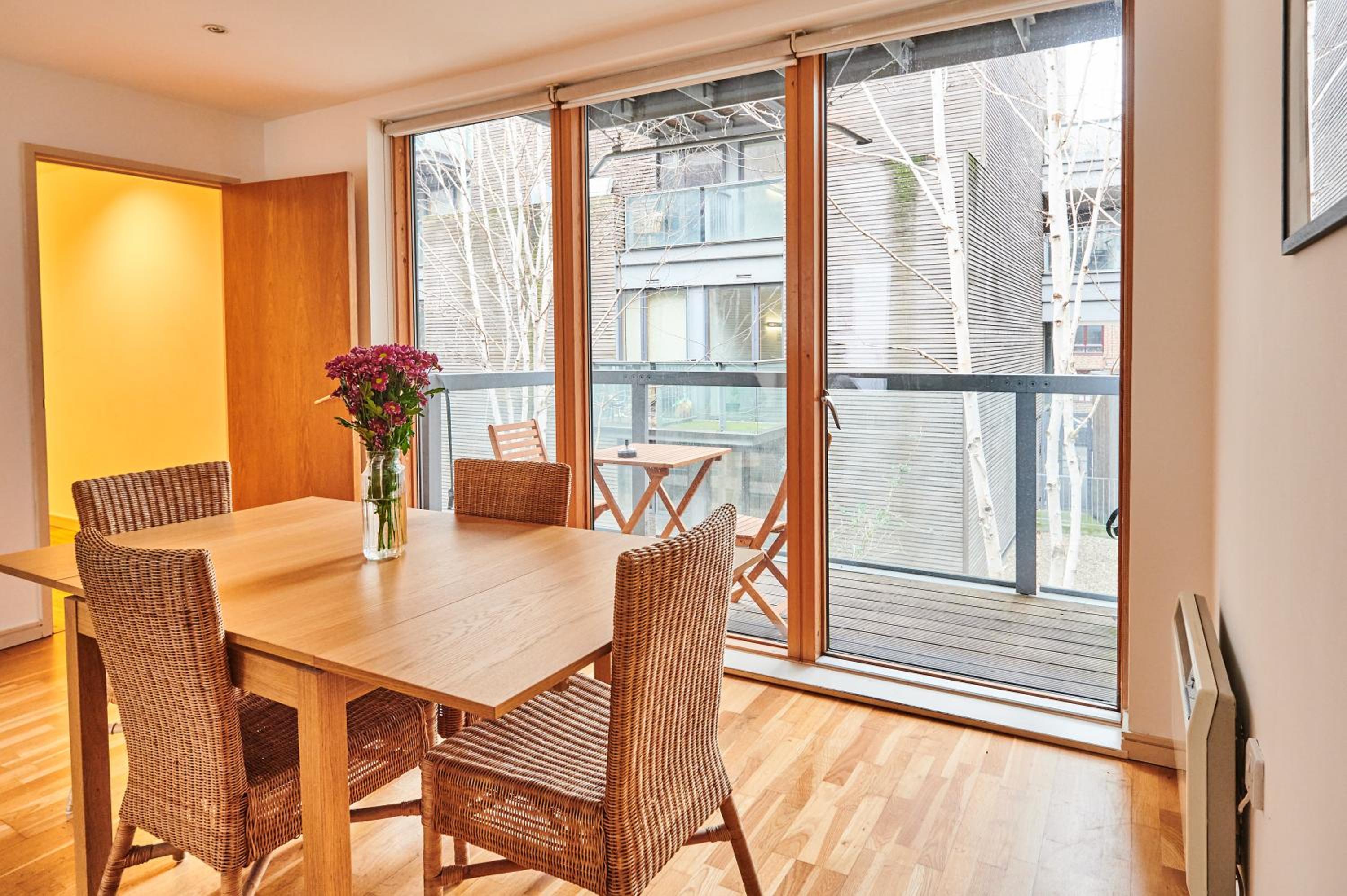 Bright 2 bedroom flat in Old Street with balcony