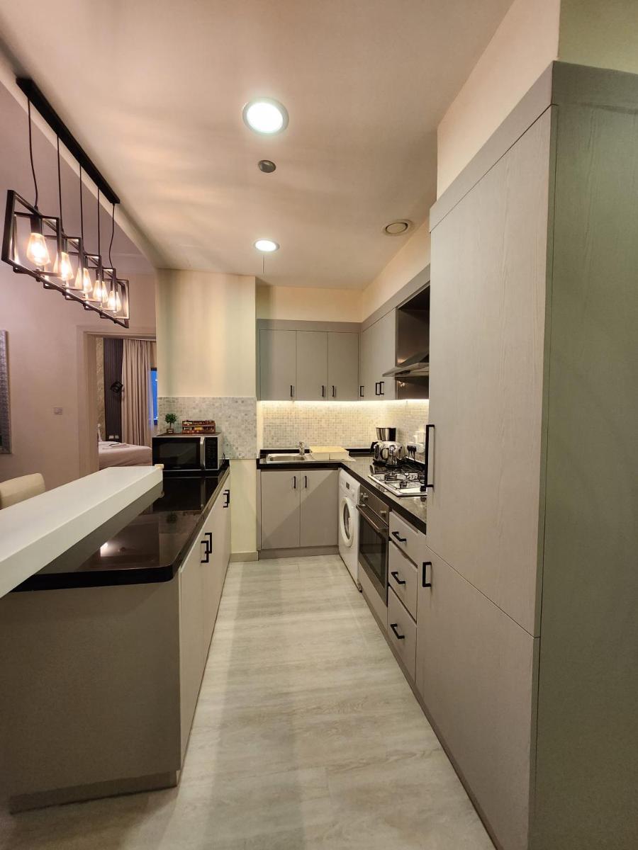 Elegant Apartment with Burj Khalifa View, Downtown