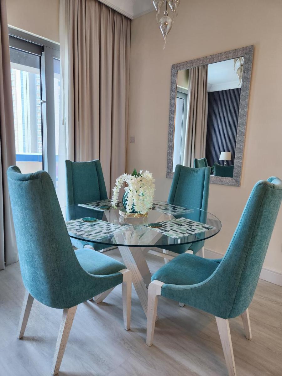 Elegant Apartment with Burj Khalifa View, Downtown