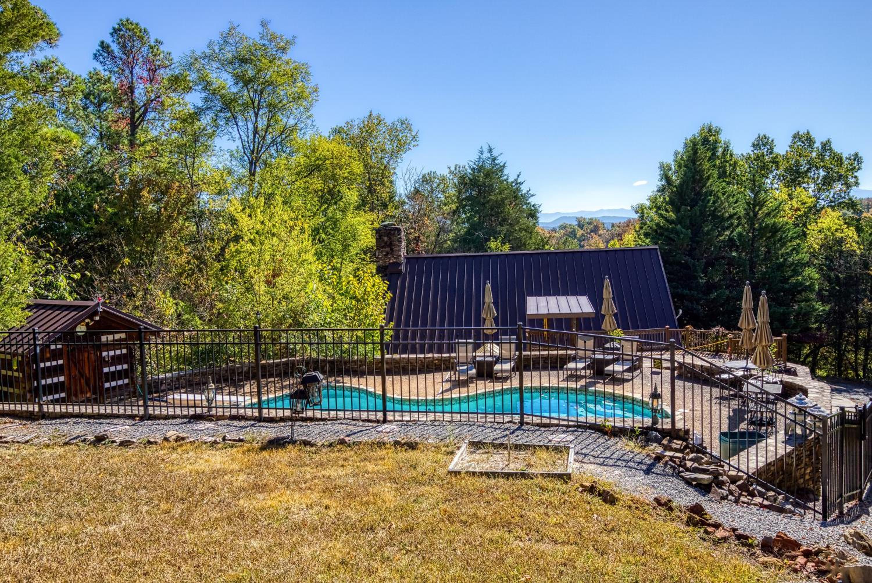 Haleywood, Private 125 acres on Lake Douglas with 2 cabins, Seasonal Pool, Boat Dock, Free Ticket!