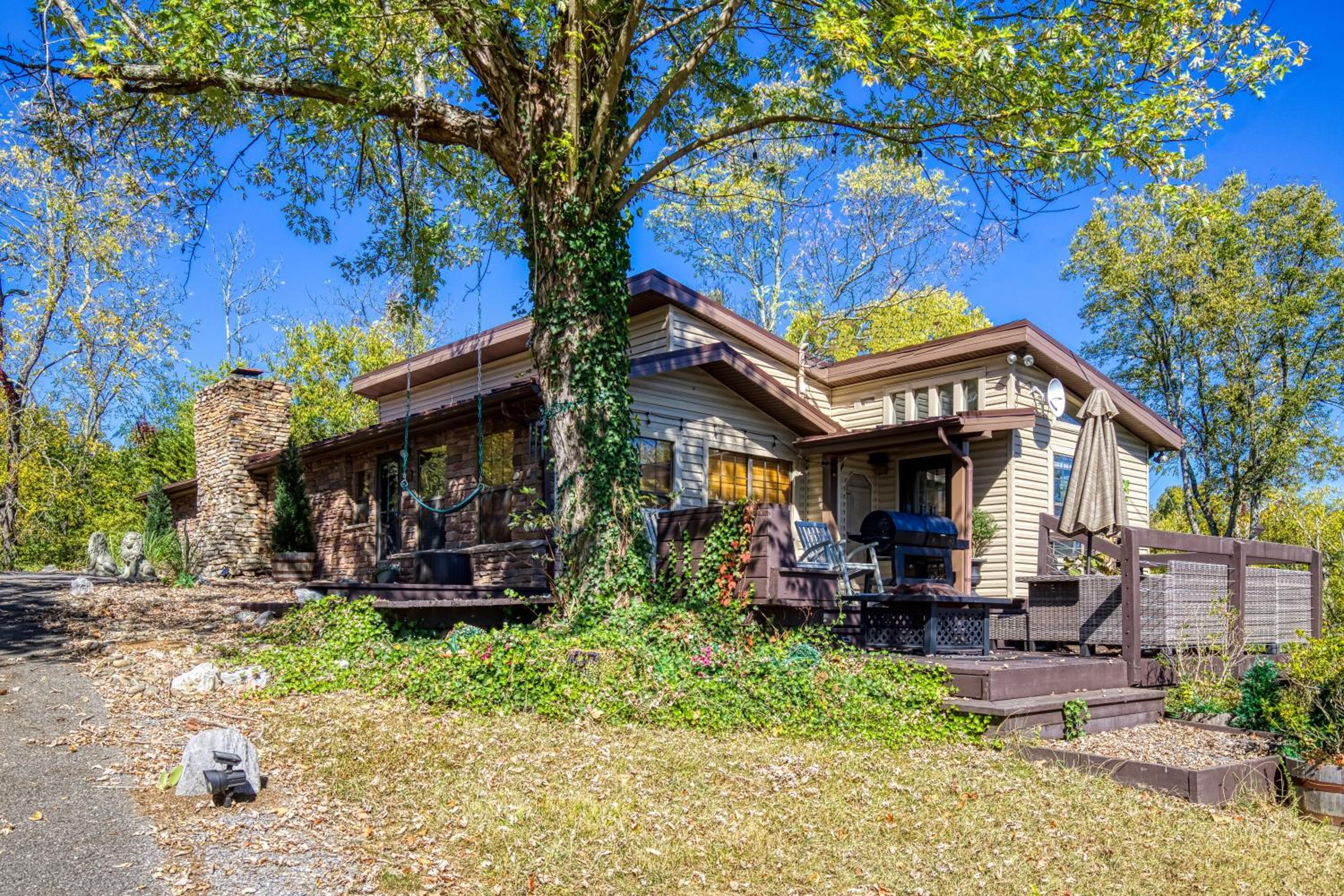 Haleywood, Private 125 acres on Lake Douglas with 2 cabins, Seasonal Pool, Boat Dock, Free Ticket!