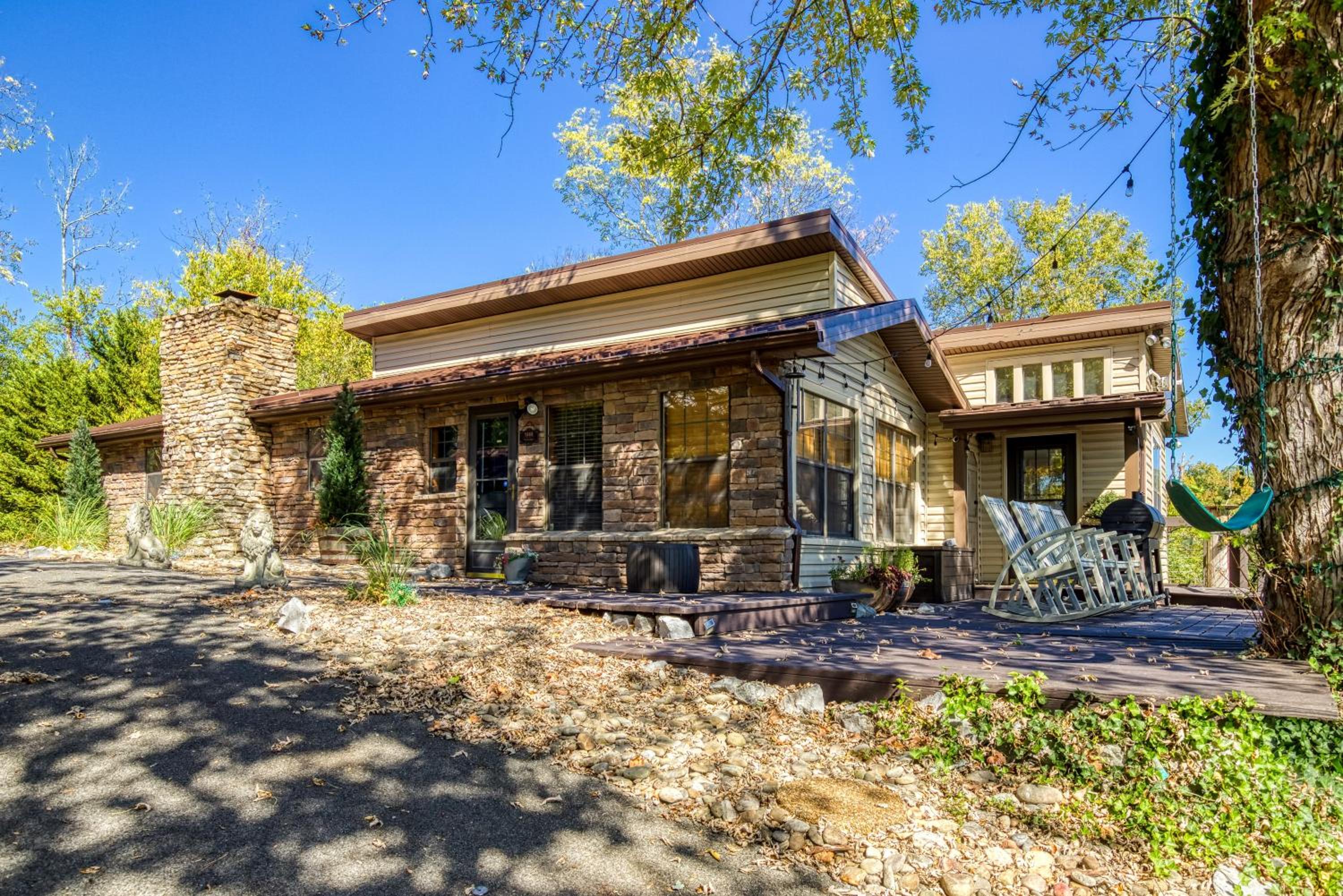 Haleywood, Private 125 acres on Lake Douglas with 2 cabins, Seasonal Pool, Boat Dock, Free Ticket!