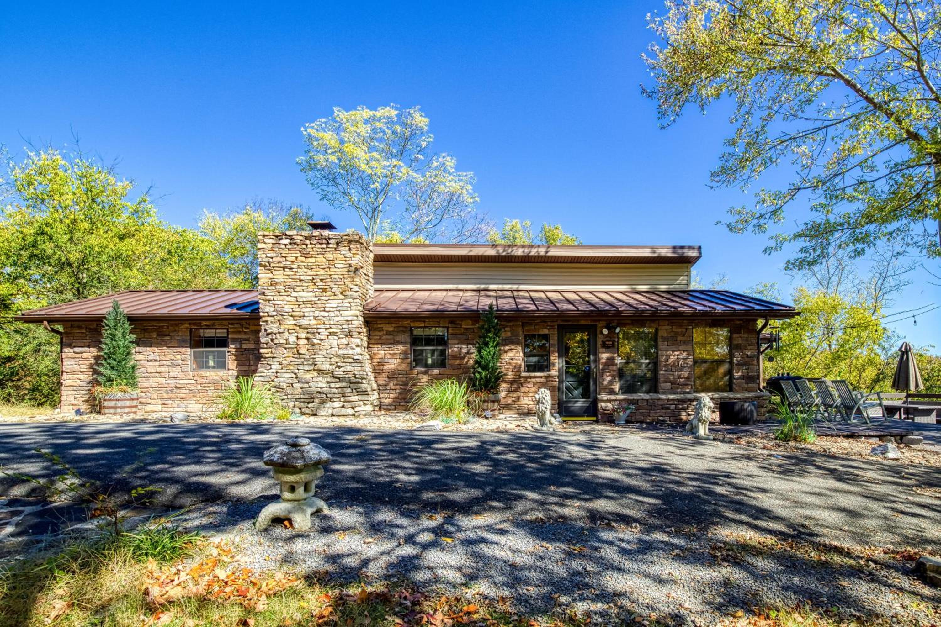 Haleywood, Private 125 acres on Lake Douglas with 2 cabins, Seasonal Pool, Boat Dock, Free Ticket!