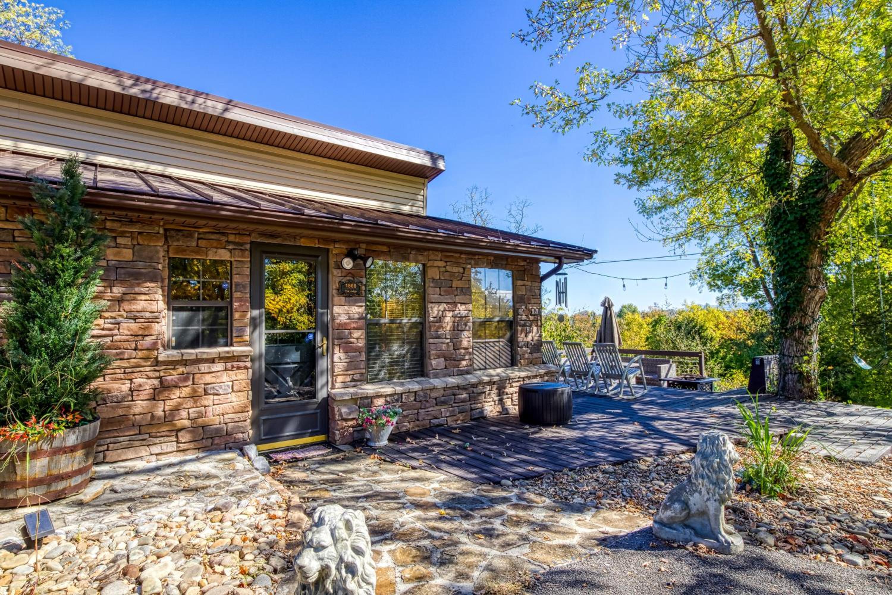 Haleywood, Private 125 acres on Lake Douglas with 2 cabins, Seasonal Pool, Boat Dock, Free Ticket!