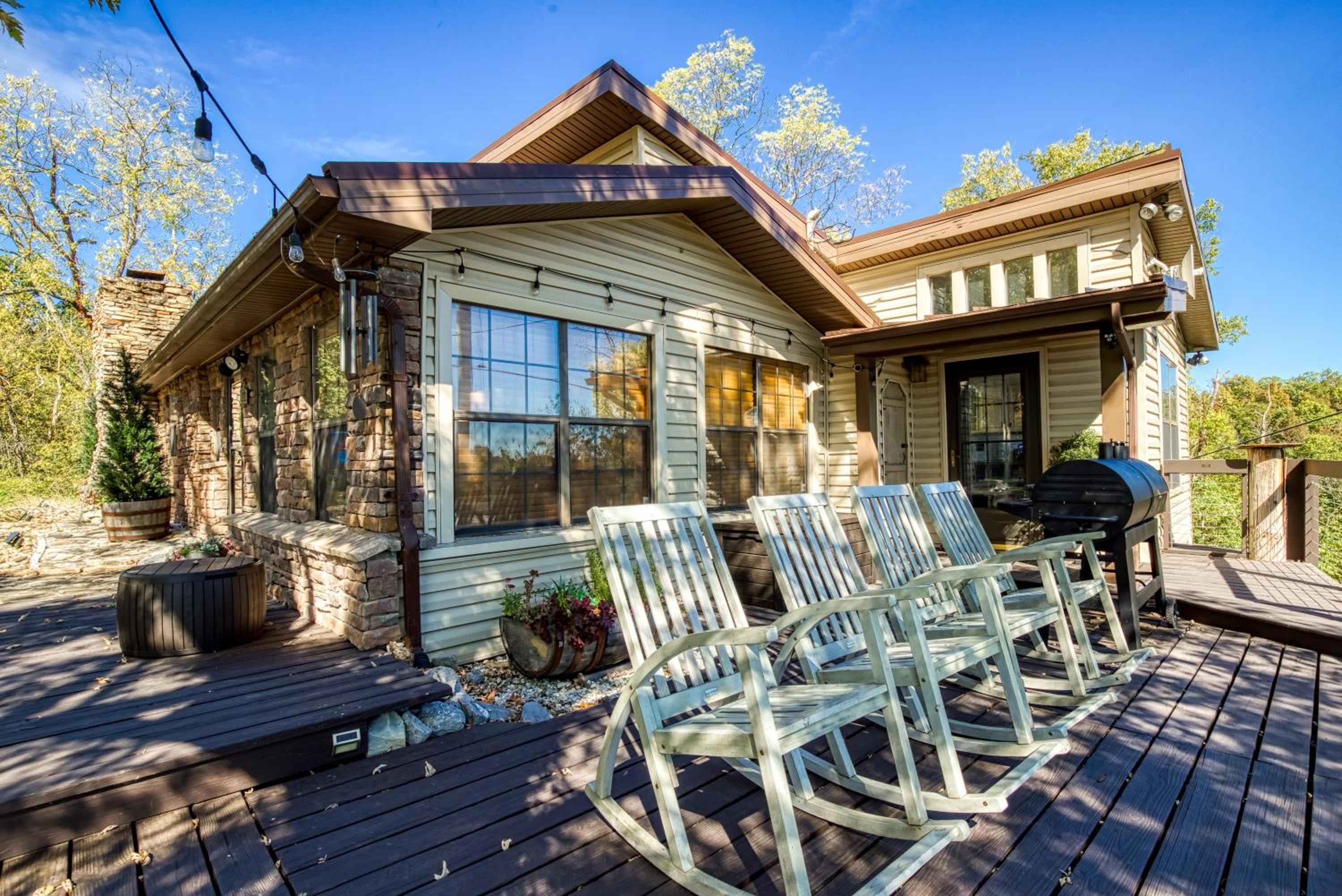Haleywood, Private 125 acres on Lake Douglas with 2 cabins, Seasonal Pool, Boat Dock, Free Ticket!