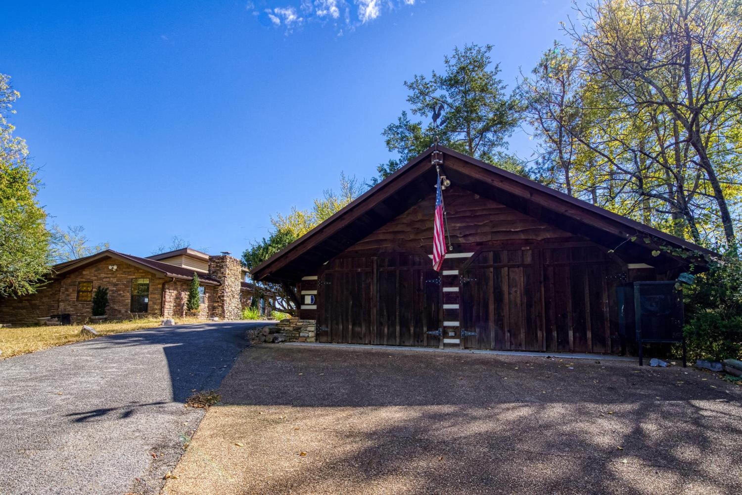 Haleywood, Private 125 acres on Lake Douglas with 2 cabins, Seasonal Pool, Boat Dock, Free Ticket!