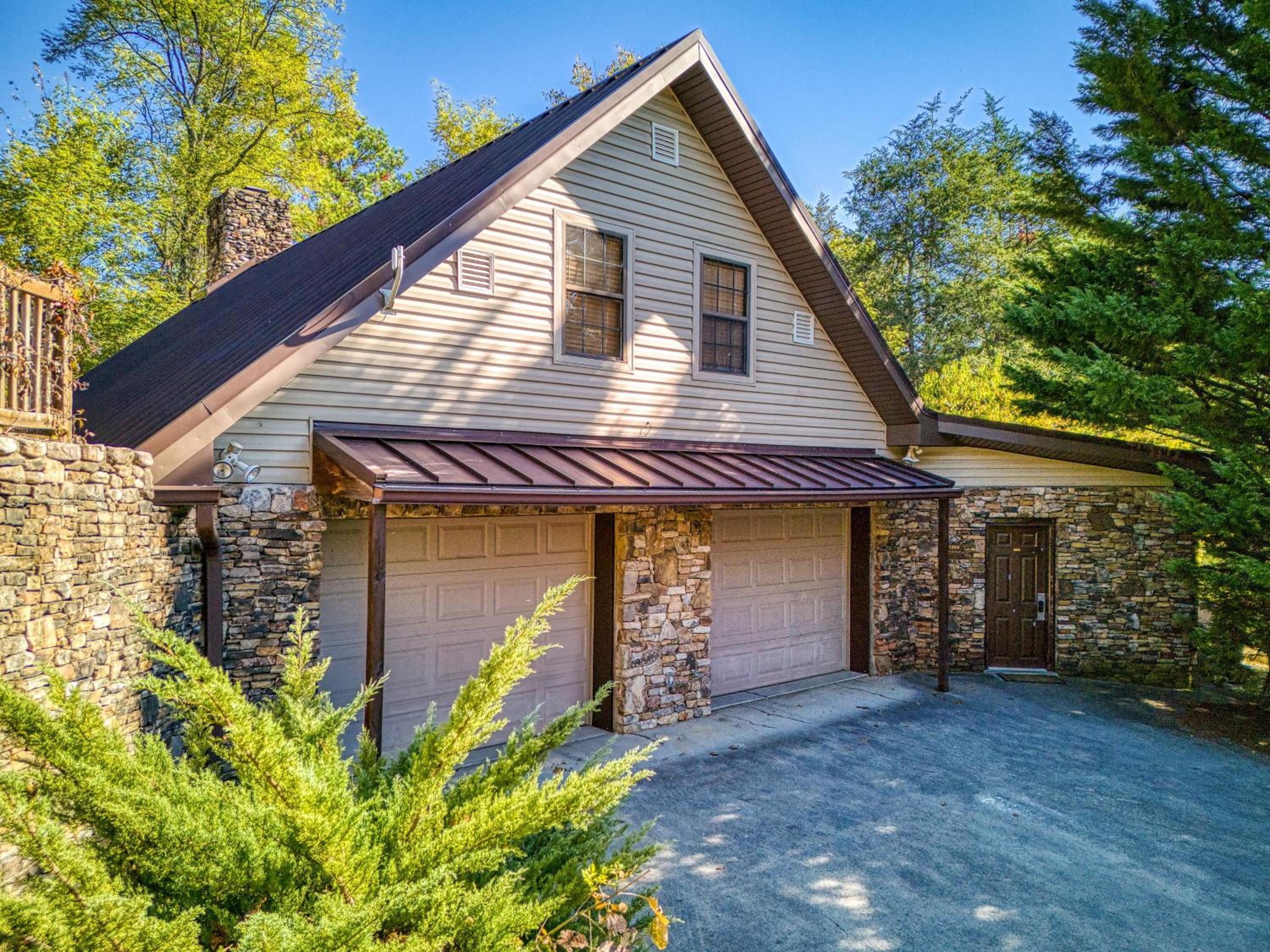 Haleywood, Private 125 acres on Lake Douglas with 2 cabins, Seasonal Pool, Boat Dock, Free Ticket!