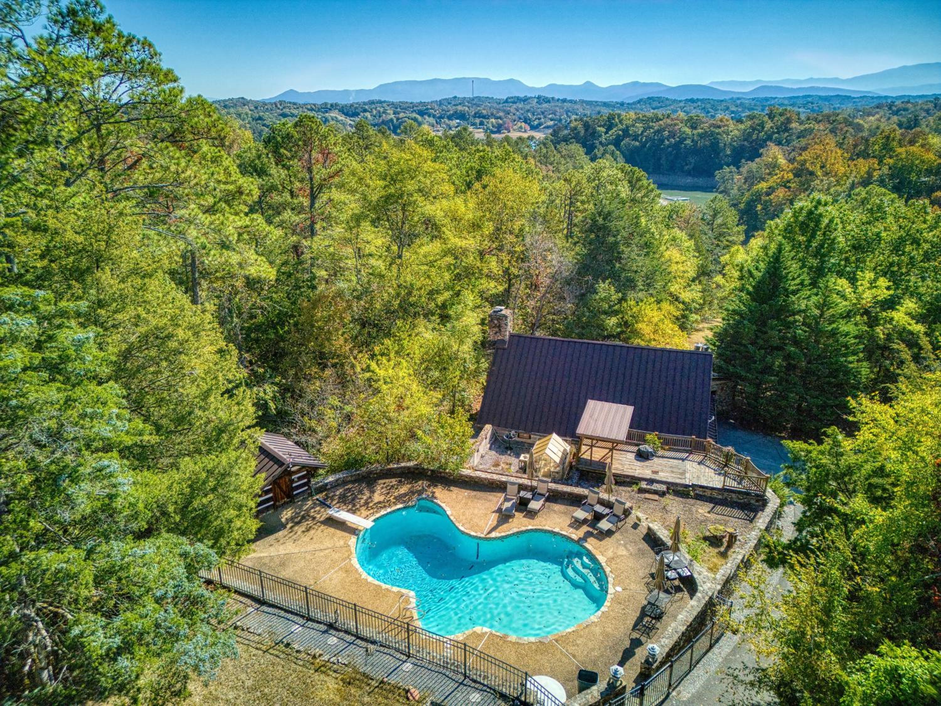 Haleywood, Private 125 acres on Lake Douglas with 2 cabins, Seasonal Pool, Boat Dock, Free Ticket!