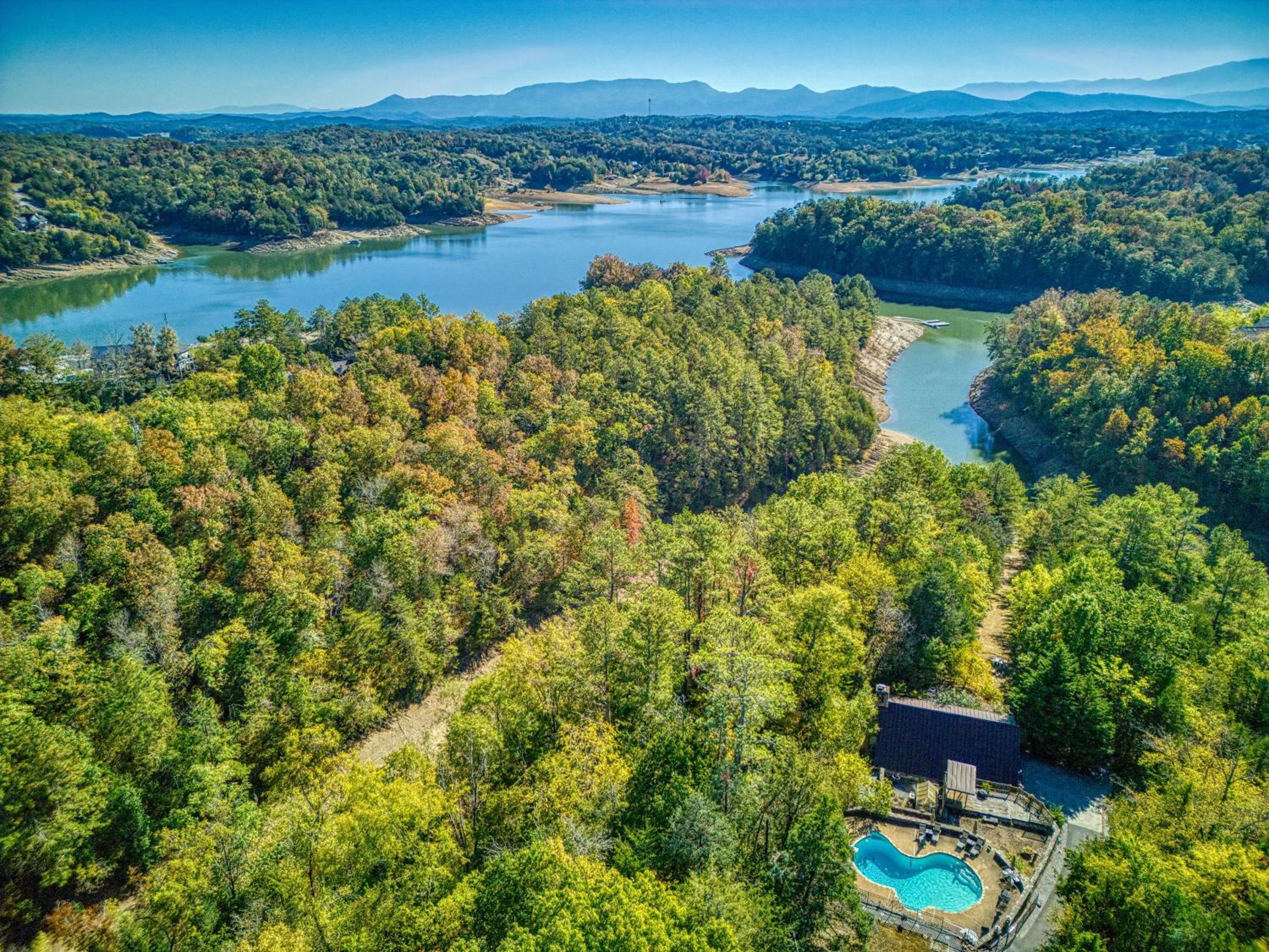 Haleywood, Private 125 acres on Lake Douglas with 2 cabins, Seasonal Pool, Boat Dock, Free Ticket!