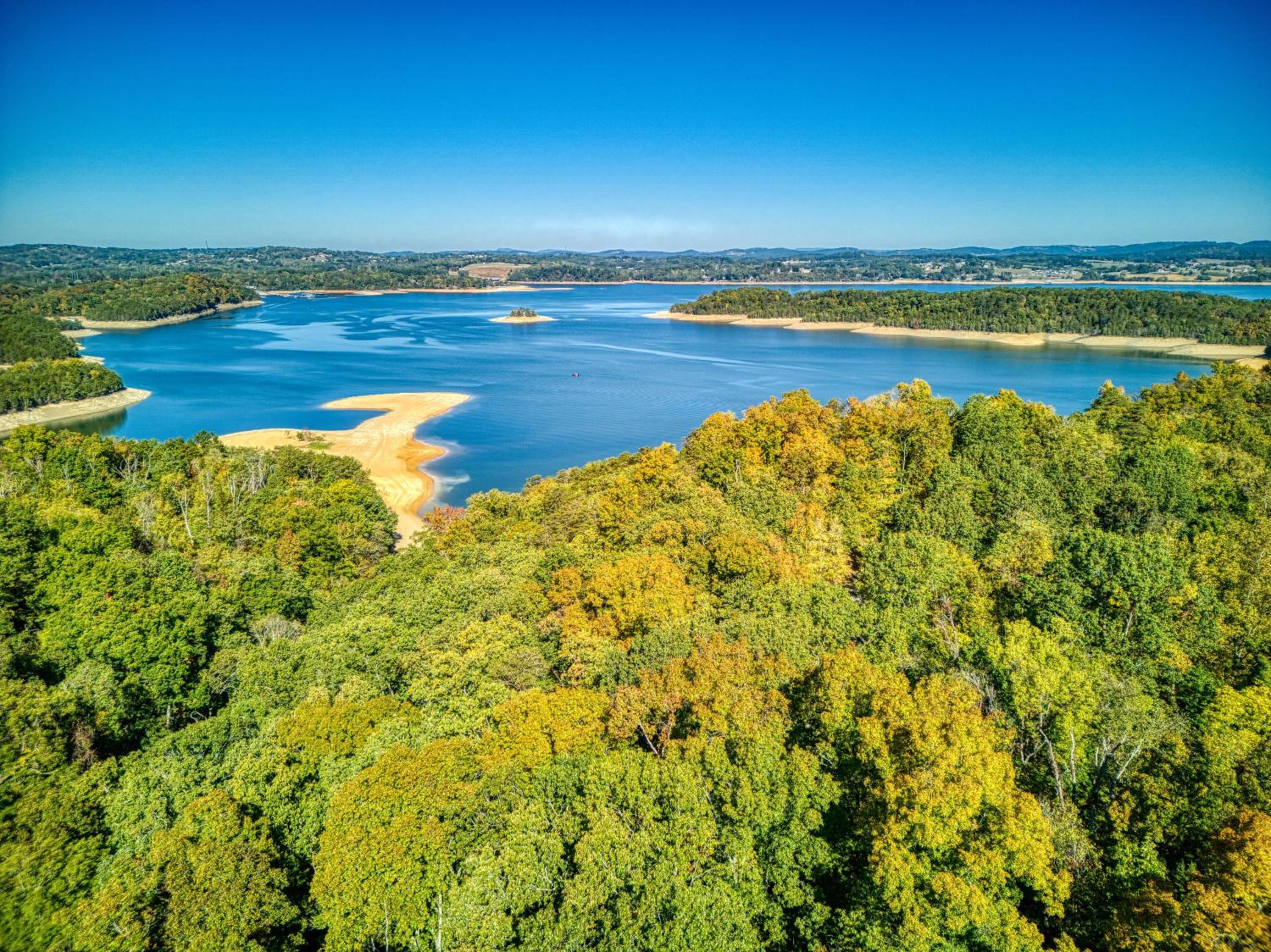 Haleywood, Private 125 acres on Lake Douglas with 2 cabins, Seasonal Pool, Boat Dock, Free Ticket!