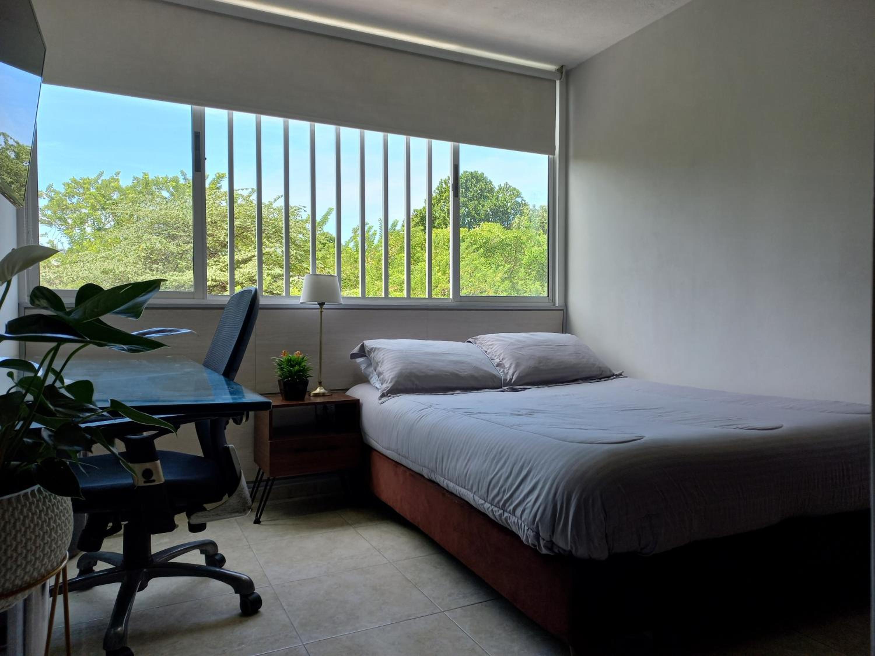 Moderna y confortable habitación en apartamento compartido
