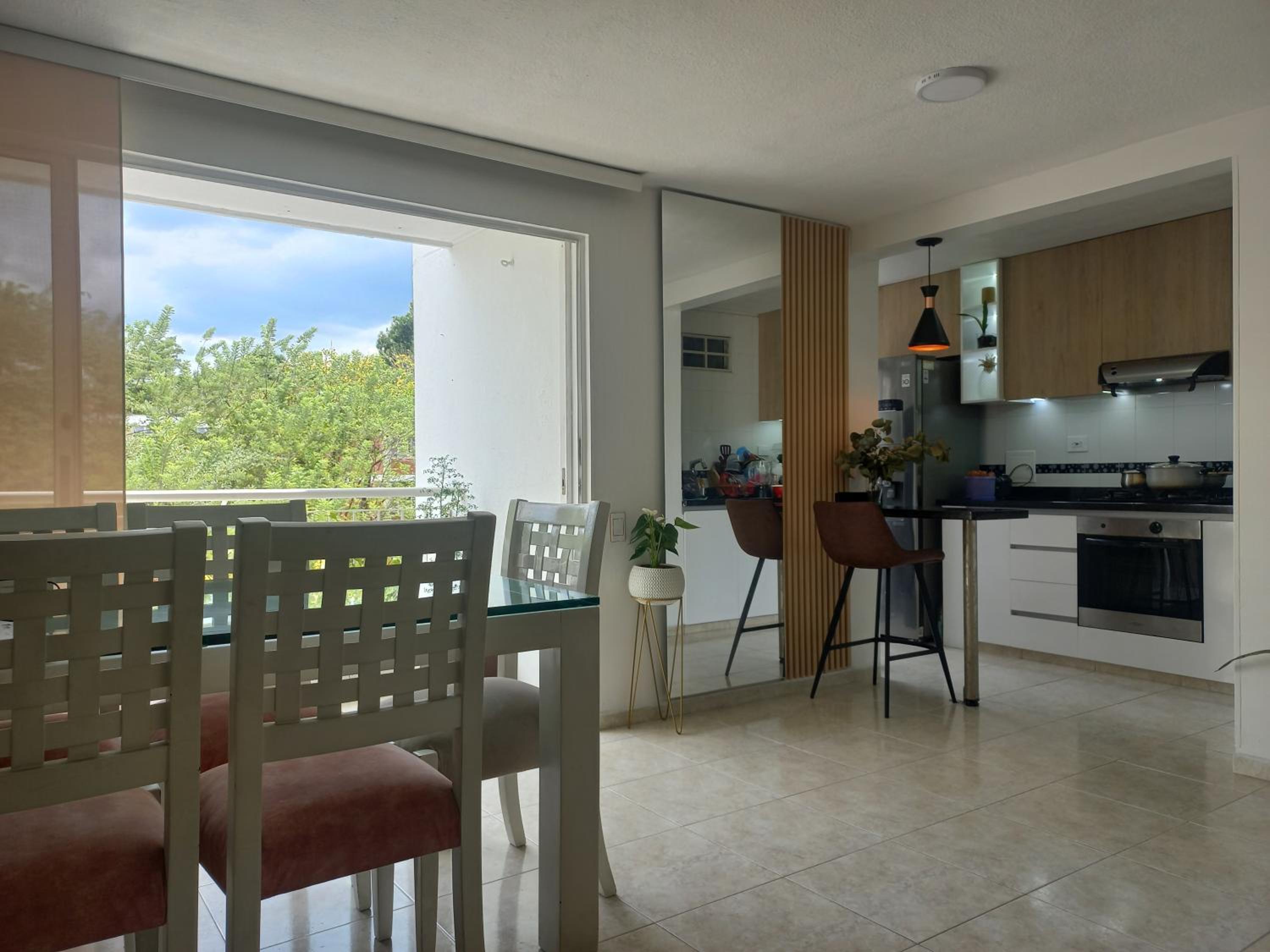 Moderna y confortable habitación en apartamento compartido
