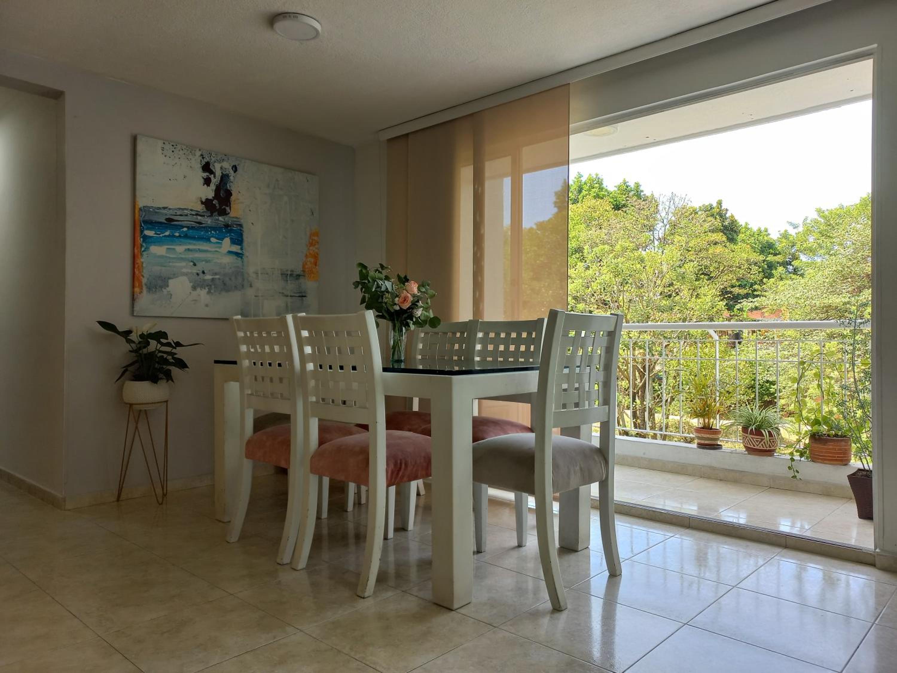 Moderna y confortable habitación en apartamento compartido