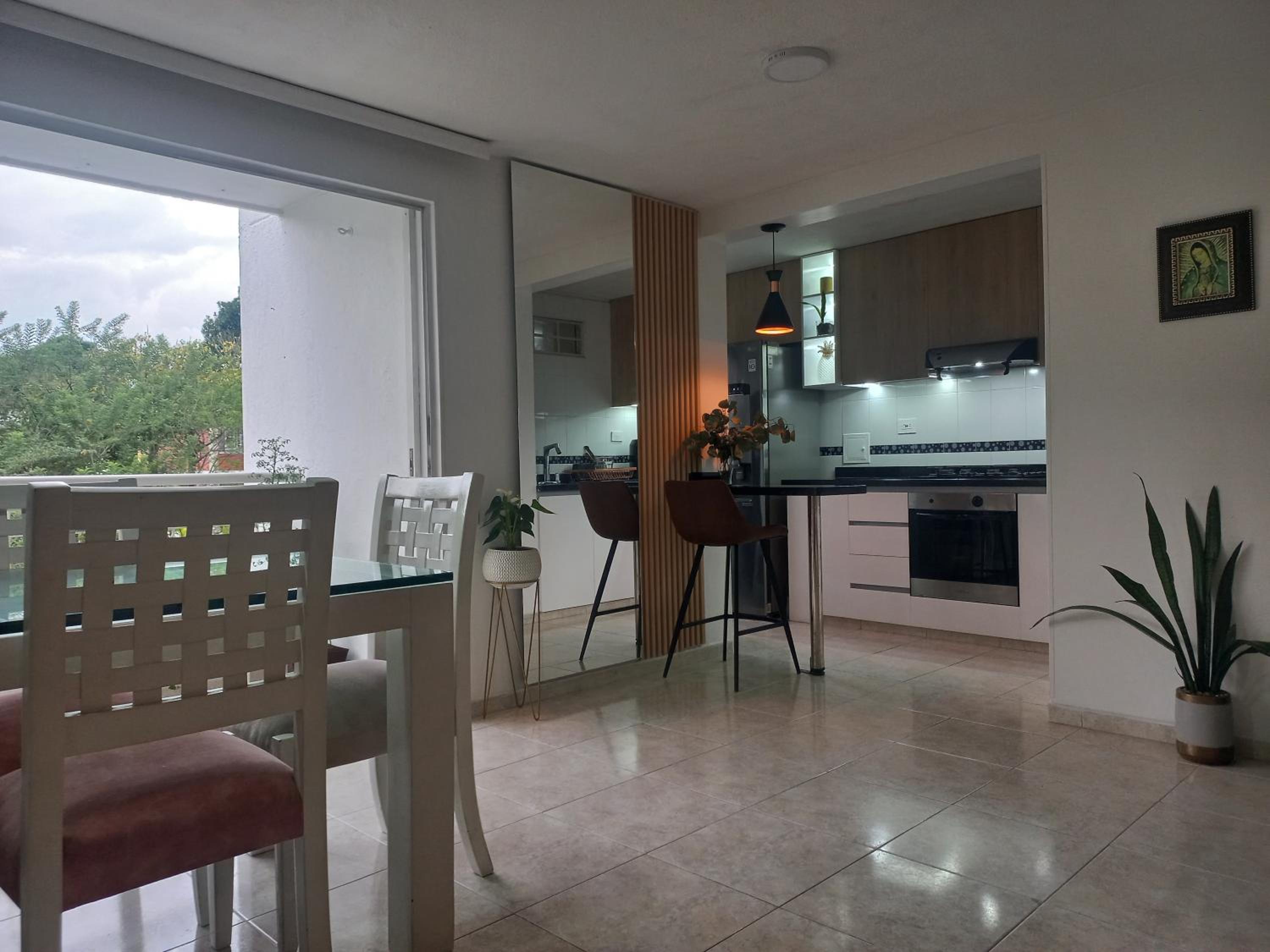 Moderna y confortable habitación en apartamento compartido