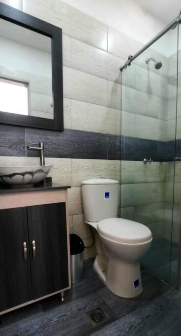 Sol, piscina y jacuzzi privados.