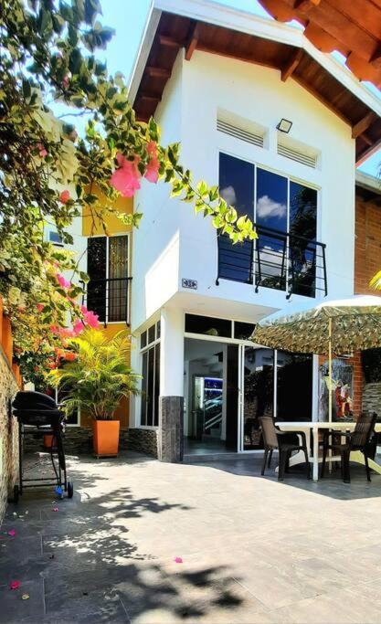 Sol, piscina y jacuzzi privados.