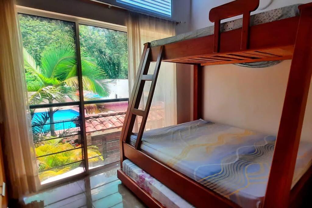 Sol, piscina y jacuzzi privados.