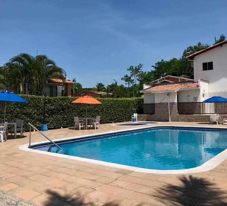 Sol, piscina y jacuzzi privados.