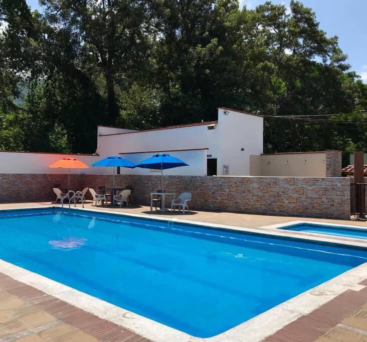 Sol, piscina y jacuzzi privados.