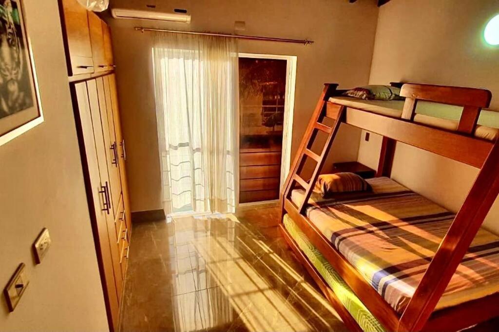 Sol, piscina y jacuzzi privados.