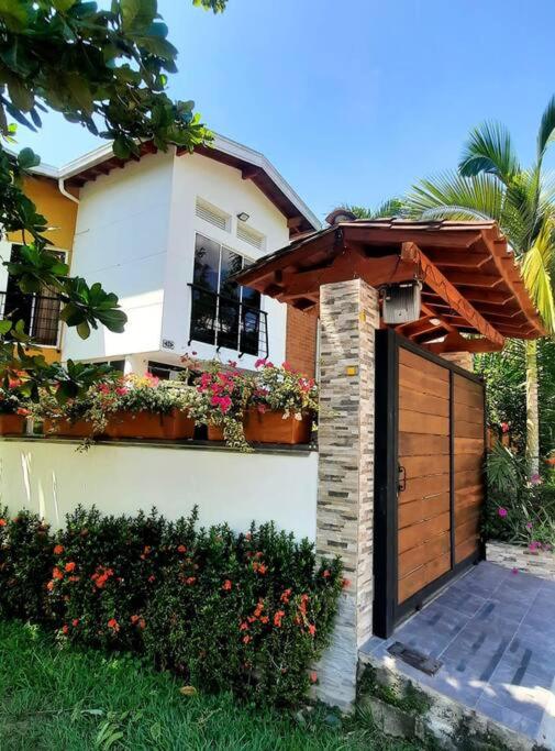 Sol, piscina y jacuzzi privados.