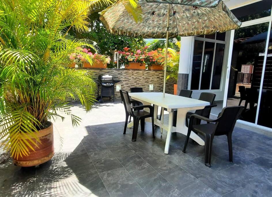 Sol, piscina y jacuzzi privados.