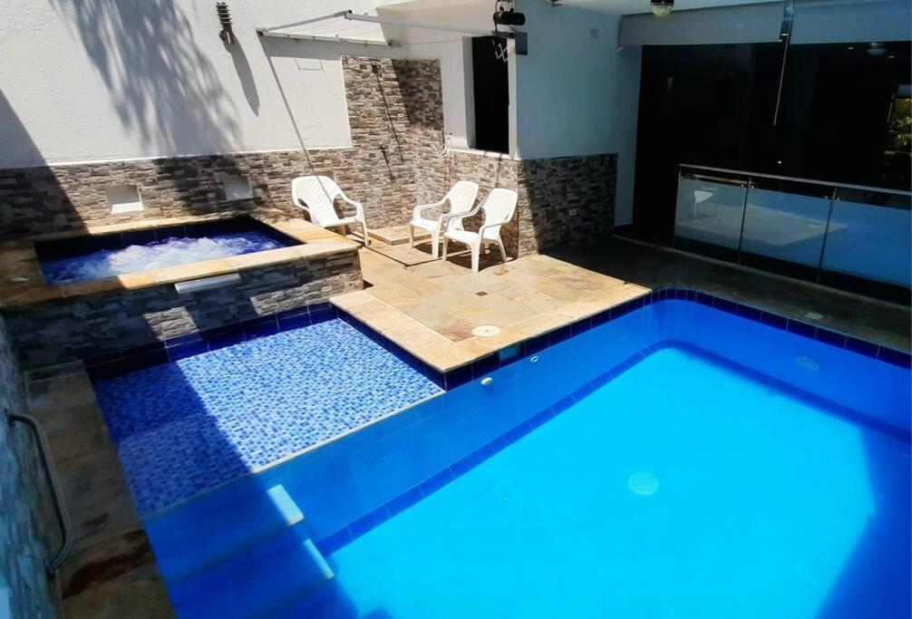 Sol, piscina y jacuzzi privados.