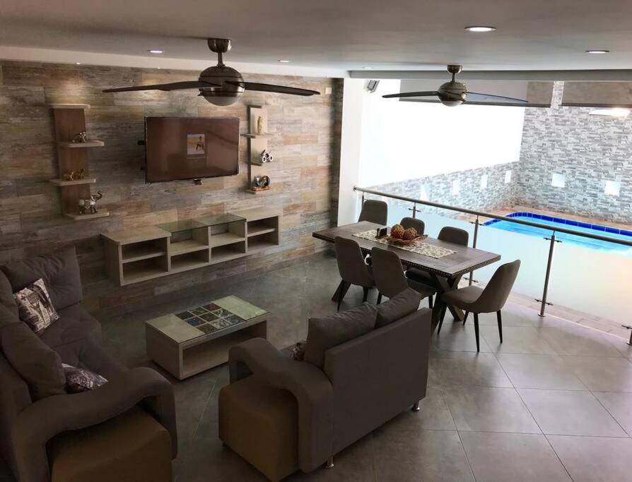 Sol, piscina y jacuzzi privados.