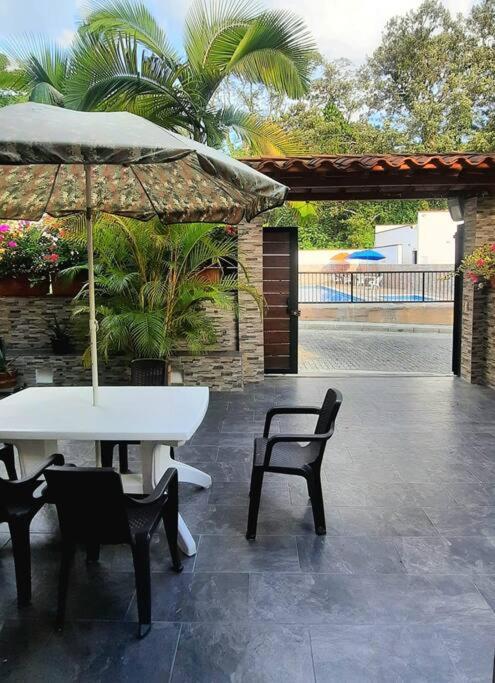 Sol, piscina y jacuzzi privados.
