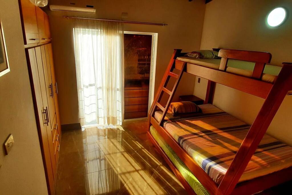 Sol, piscina y jacuzzi privados.