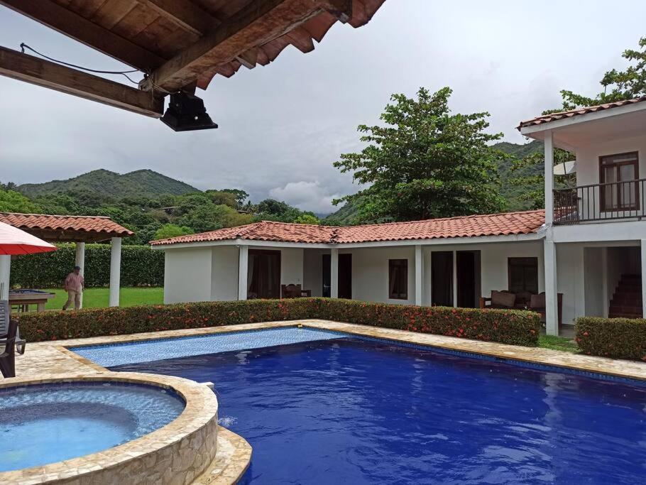 Piscina-jacuzzi-calma-comodidad-Villa Old Havana