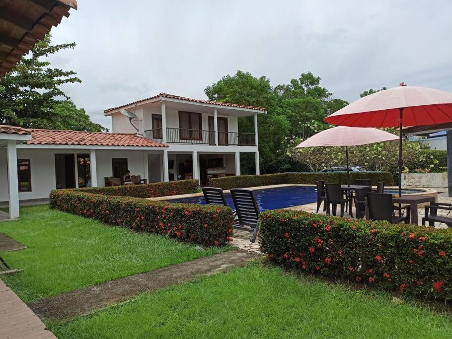 Piscina-jacuzzi-calma-comodidad-Villa Old Havana