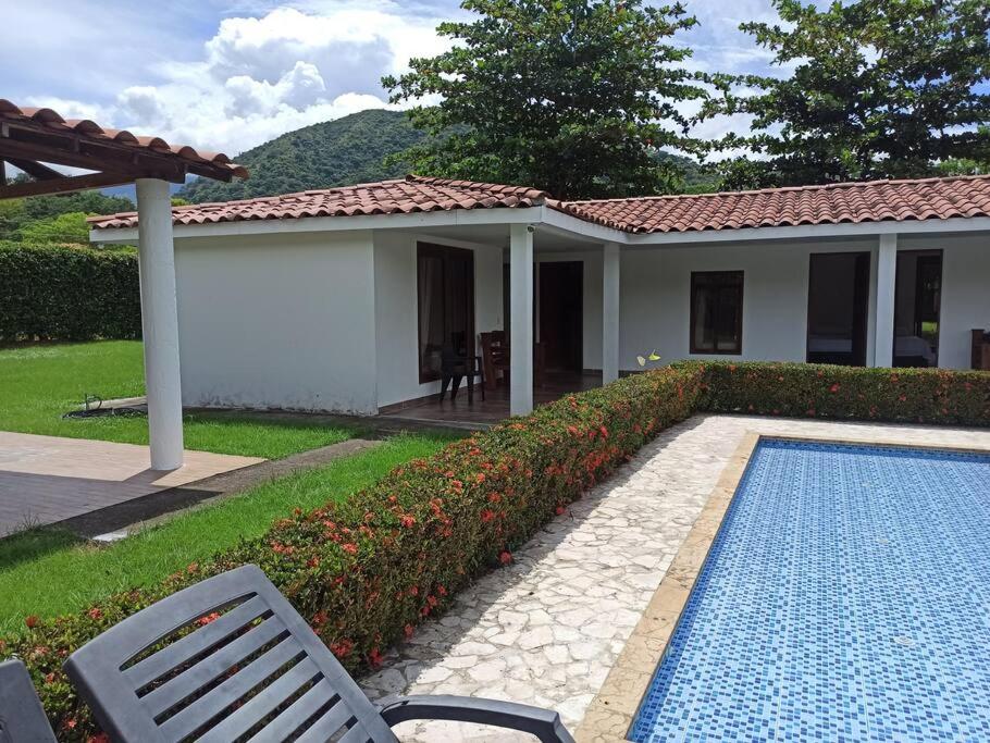 Piscina-jacuzzi-calma-comodidad-Villa Old Havana