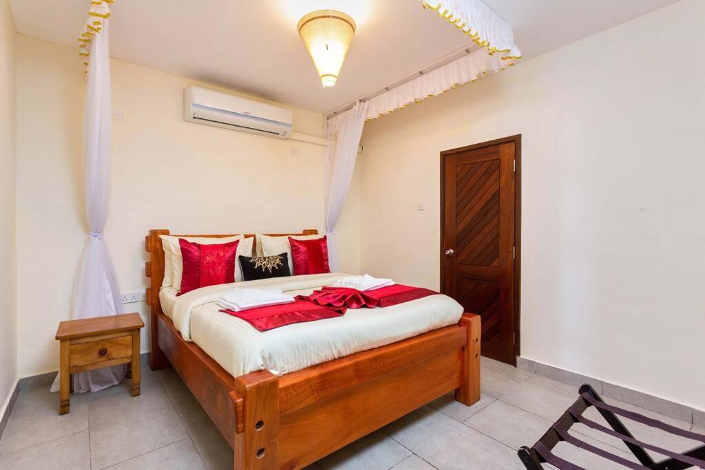Beachfront / Air-con / king bed / pool view 2
