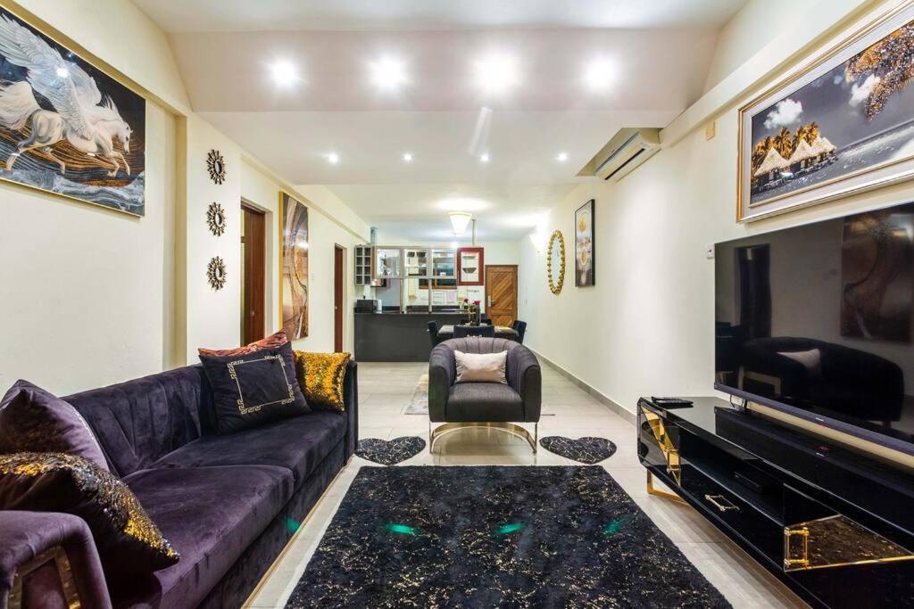 Beachfront / Air-con / king bed / pool view 4