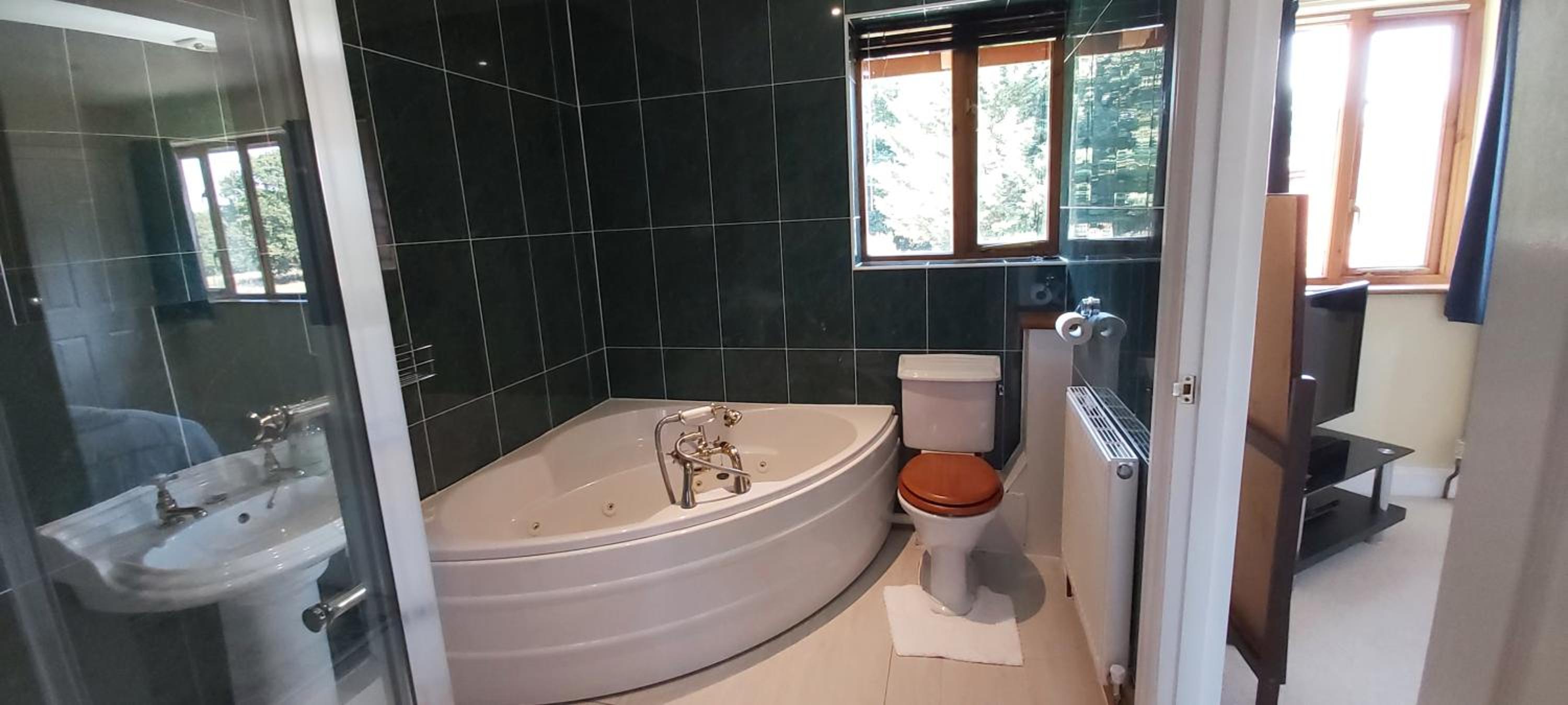 Farmhouse: Beautiful rural location. London from 60 minutes. view 2