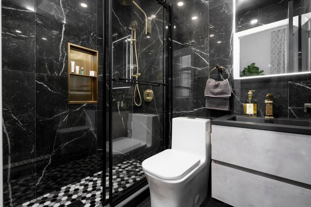 Downtown Luxe: Metro, King Bed, Parking, Sleeps 6