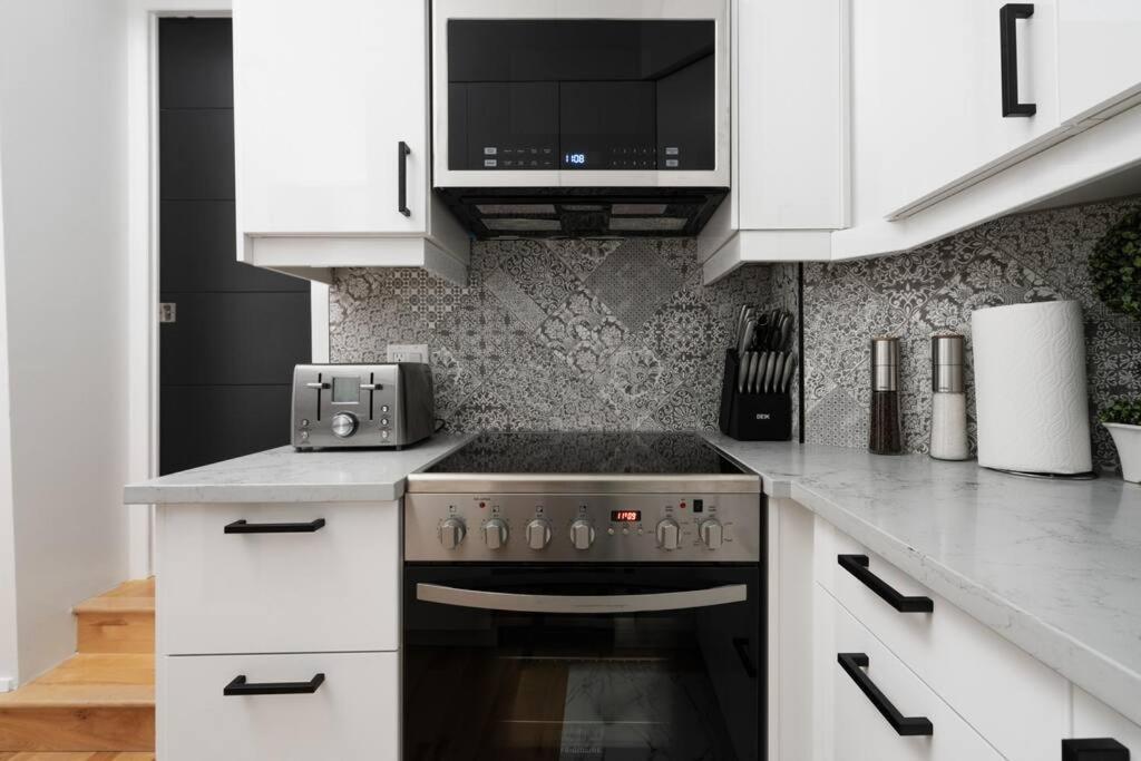 Downtown Luxe: Metro, King Bed, Parking, Sleeps 6