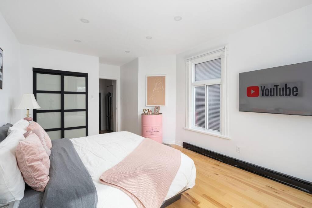 Downtown Luxe: Metro, King Bed, Parking, Sleeps 6