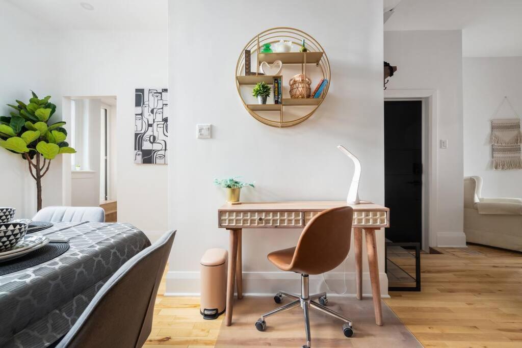 Downtown Luxe: Metro, King Bed, Parking, Sleeps 6