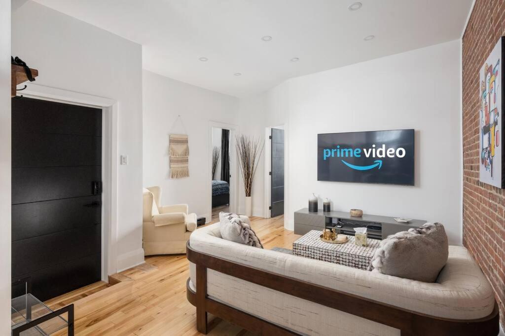 Downtown Luxe: Metro, King Bed, Parking, Sleeps 6