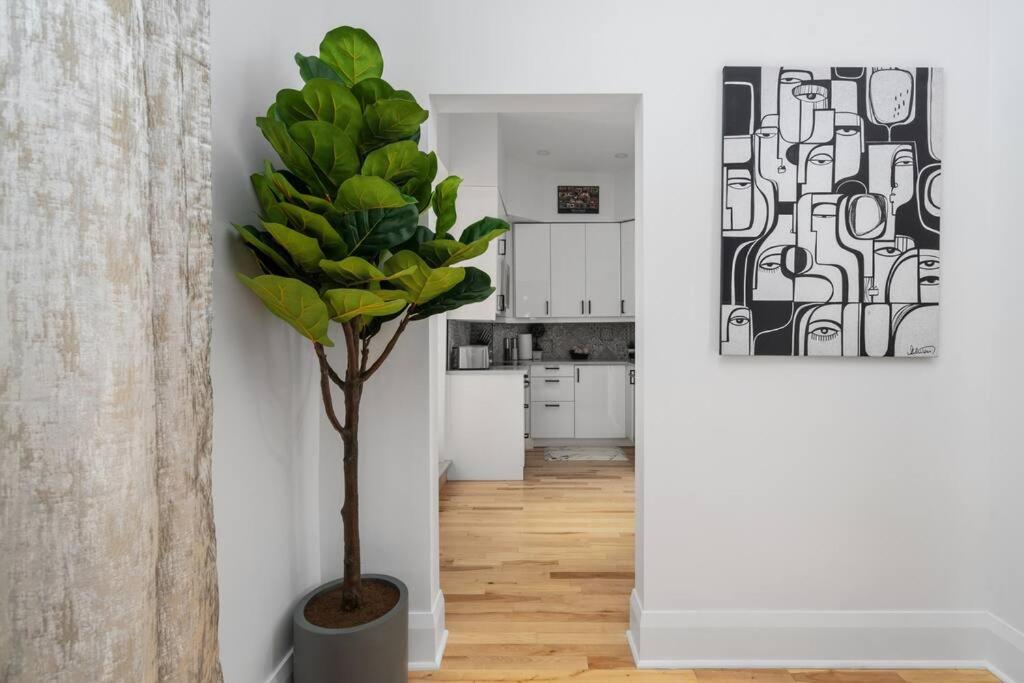 Downtown Luxe: Metro, King Bed, Parking, Sleeps 6