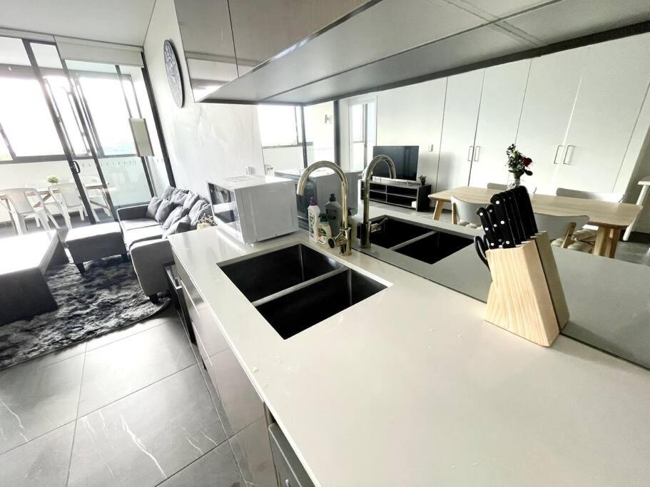 High Floor Skyline view 2Br close2Olympic park