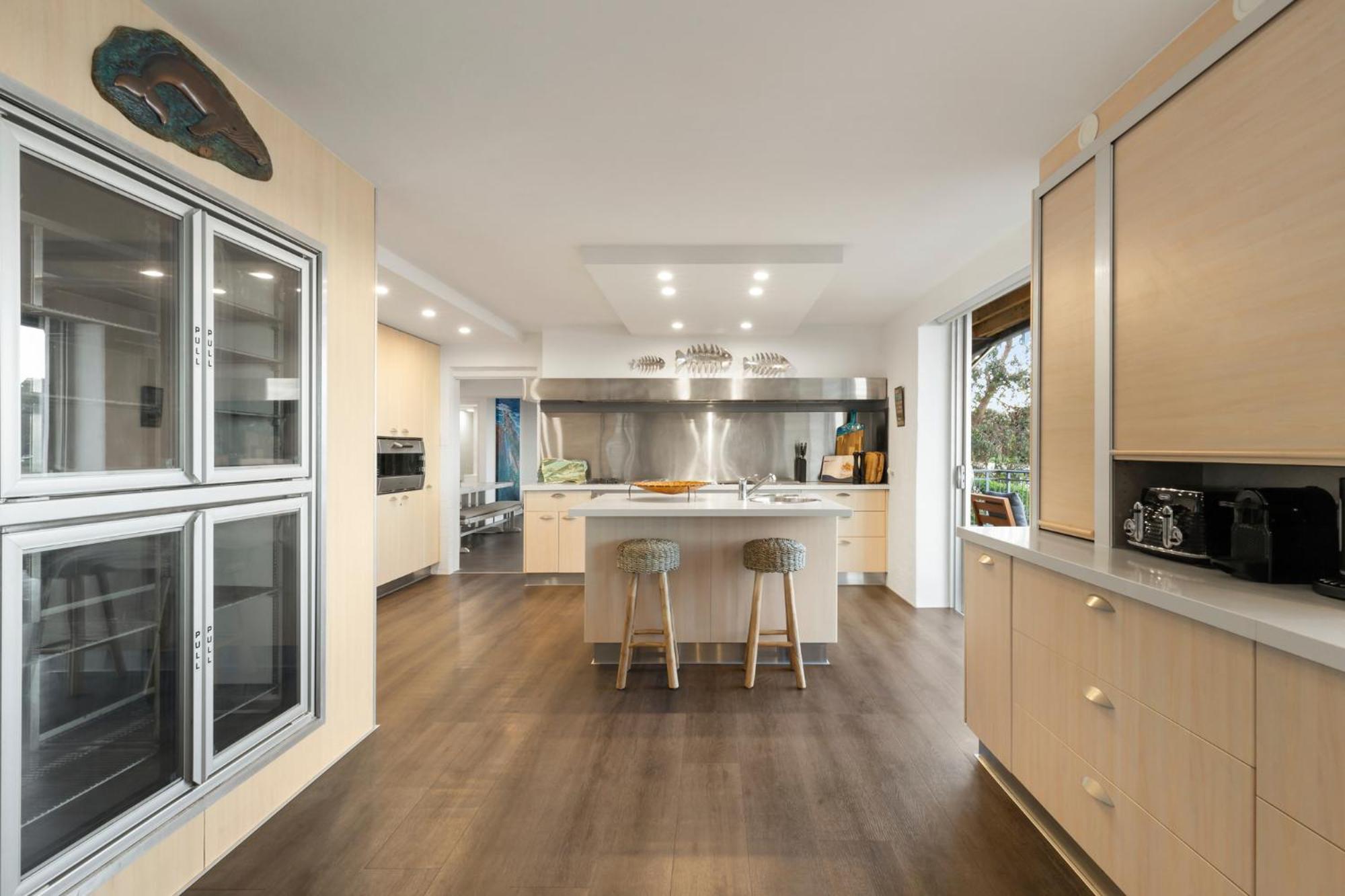 'Nirvana' - Beachfront Luxury Family Home Mollymook
