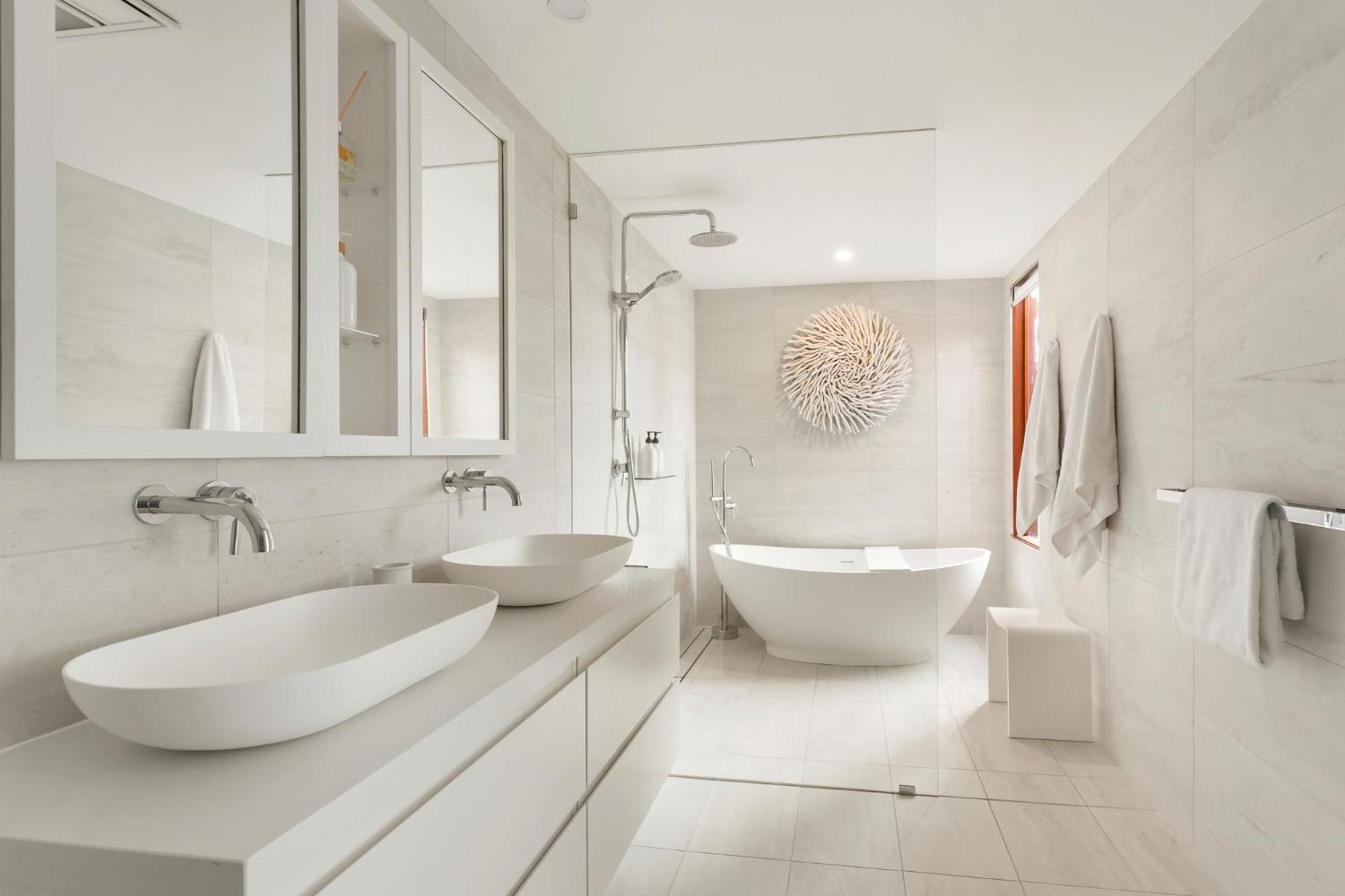 'Nirvana' - Beachfront Luxury Family Home Mollymook