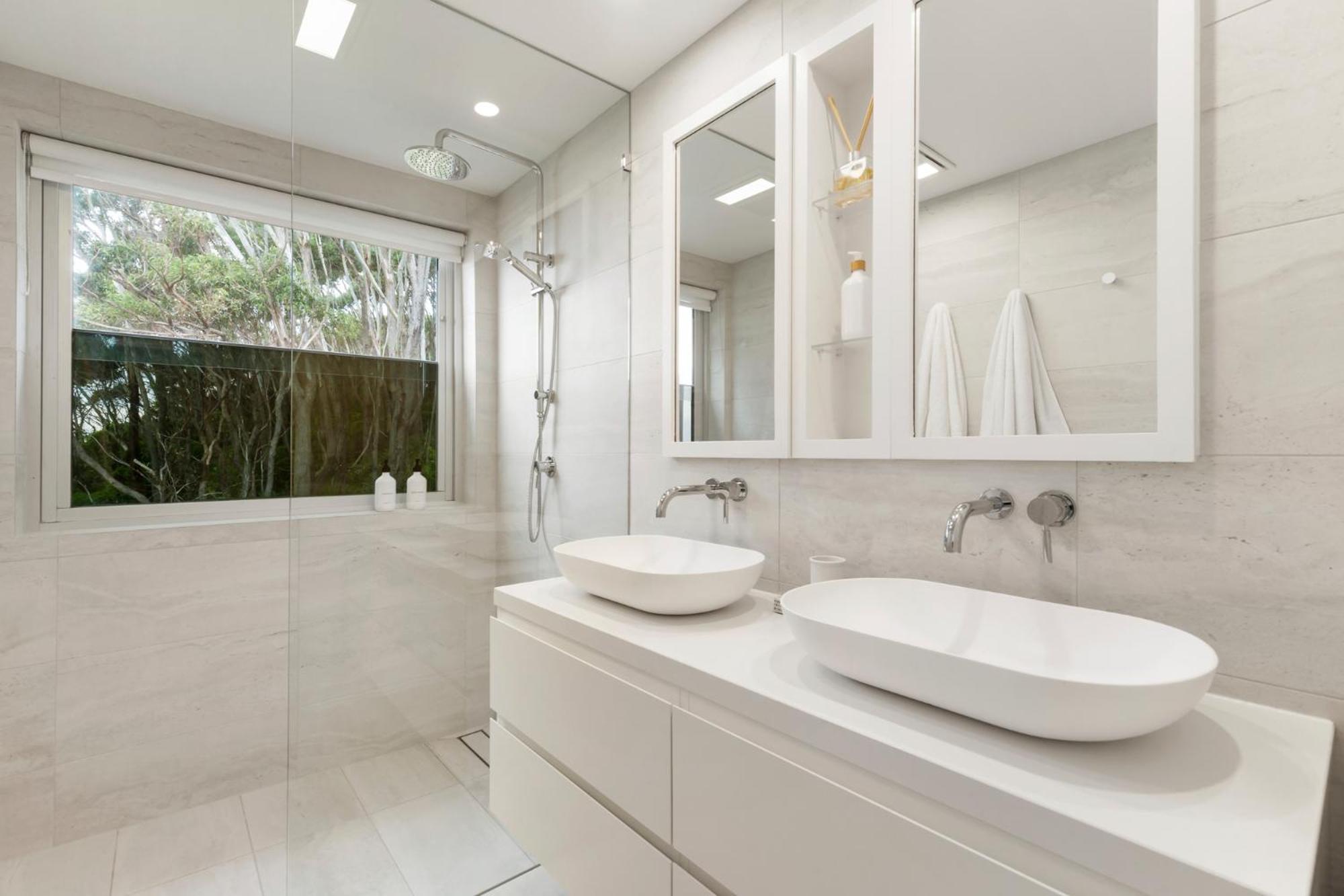 'Nirvana' - Beachfront Luxury Family Home Mollymook