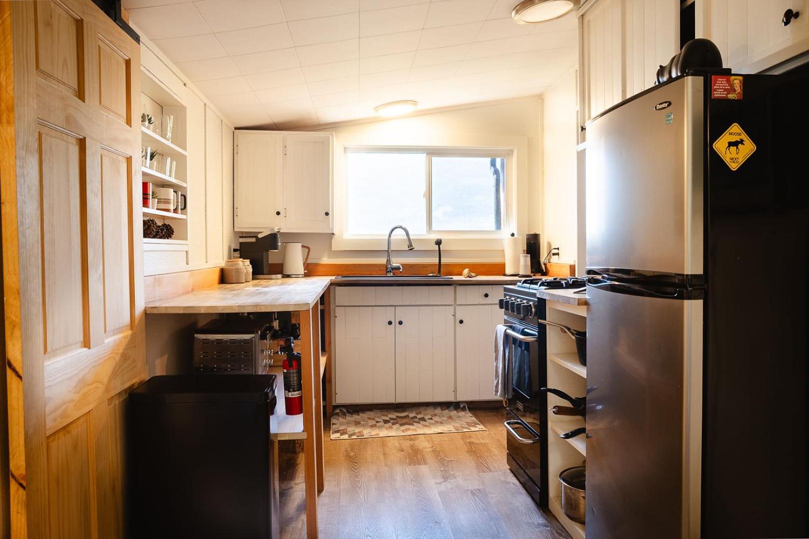 Kootenay Lakeview Retreats - Forest Cabin
