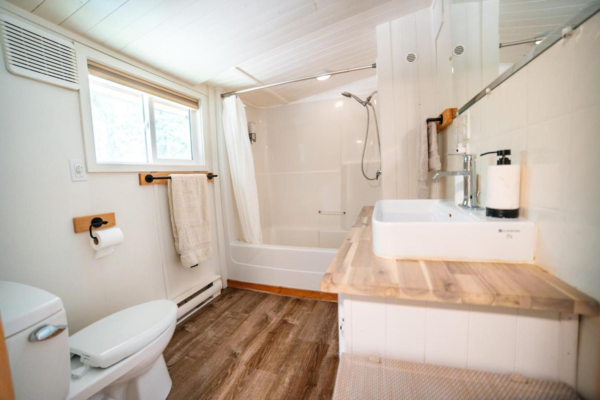 Kootenay Lakeview Retreats - Forest Cabin